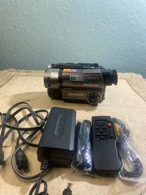 Sony Handycam CCD-TR716 Video Hi8 Camcorder with Accessories